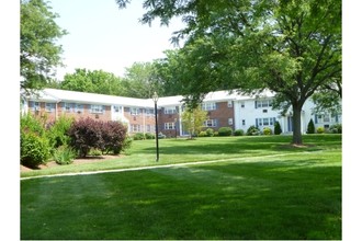 Parson's Village Condominiums in Rocky Hill, CT - Building Photo - Building Photo