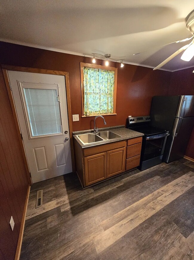 992 W Pike St in Clarksburg, WV - Building Photo - Building Photo