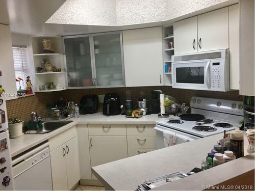 8343 Lake Dr-Unit -301 in Doral, FL - Building Photo