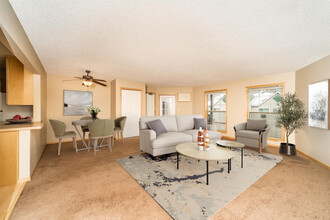 Parkwood Heights Apartments in Burnsville, MN - Foto de edificio - Building Photo