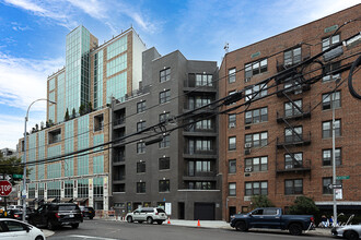 31-25 Newtown Ave in Astoria, NY - Foto de edificio - Building Photo