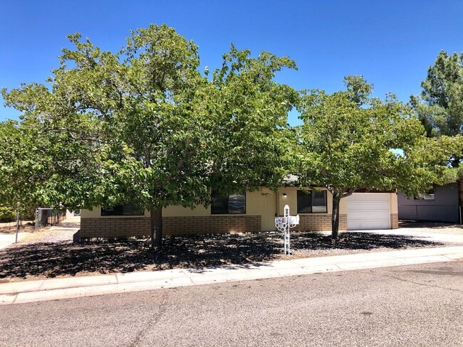 2715 Lillie Ave in Kingman, AZ - Foto de edificio - Building Photo