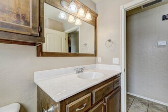 917 N Barn Hill Way in Mustang, OK - Building Photo - Building Photo