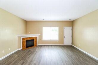 4683 Waterfront Oak Dr in Memphis, TN - Building Photo - Building Photo