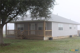 963 Co Rd 176 in Hallettsville, TX - Foto de edificio - Building Photo