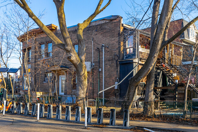 1031 College St in Toronto, ON - Building Photo - Building Photo