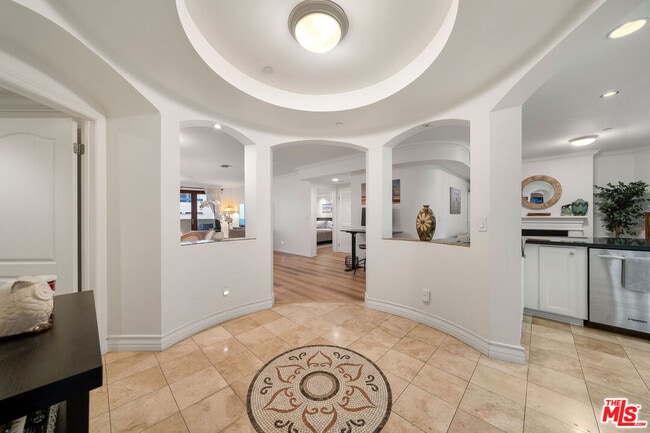 122 N Clark Dr in Los Angeles, CA - Building Photo - Building Photo