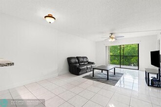 6575 W Oakland Park Blvd in Lauderhill, FL - Foto de edificio - Building Photo