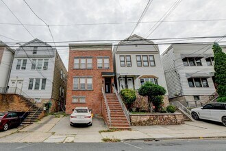 572 Liberty Ave in Jersey City, NJ - Building Photo - Building Photo