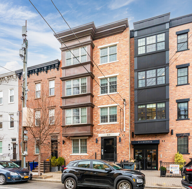 215 Monroe St in Hoboken, NJ - Foto de edificio - Building Photo