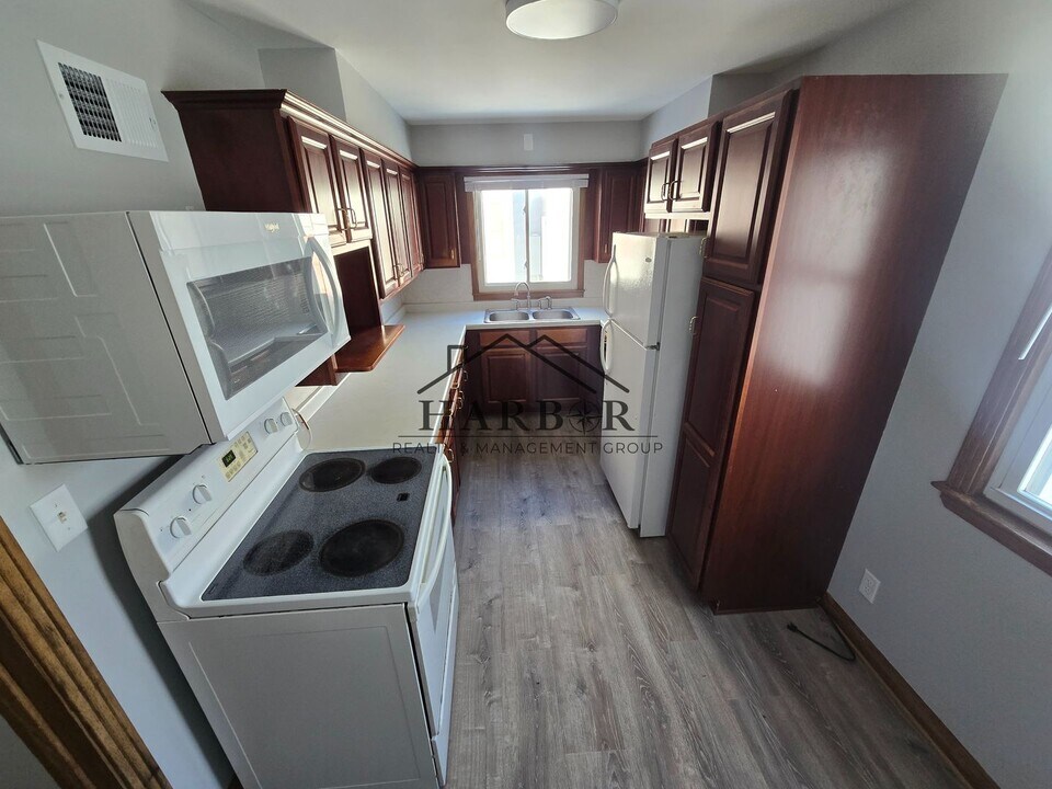 1311 6th St SE in Austin, MN - Building Photo