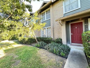 1015 E Yager Ln in Austin, TX - Building Photo - Building Photo