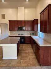 13003 Lake Pueblo Way in Bakersfield, CA - Foto de edificio - Building Photo