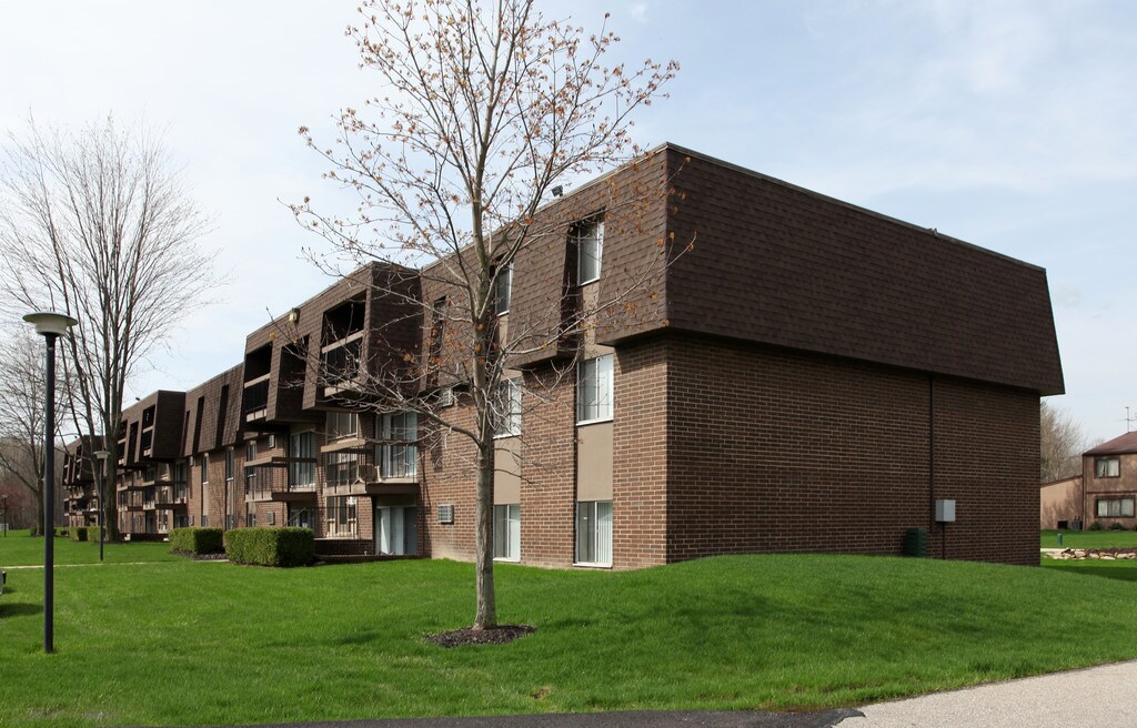 Fawn Lake Apartments in Olmsted Falls, OH