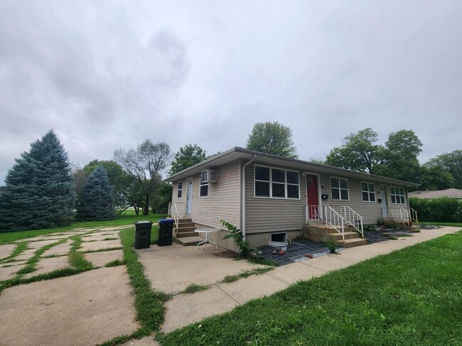 1611 Crescent St in Iowa City, IA - Building Photo - Building Photo