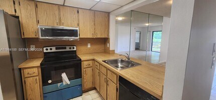 880 NE 207th Terrace in Miami, FL - Foto de edificio - Building Photo