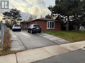 28 Lynmont Rd in Toronto, ON - Building Photo