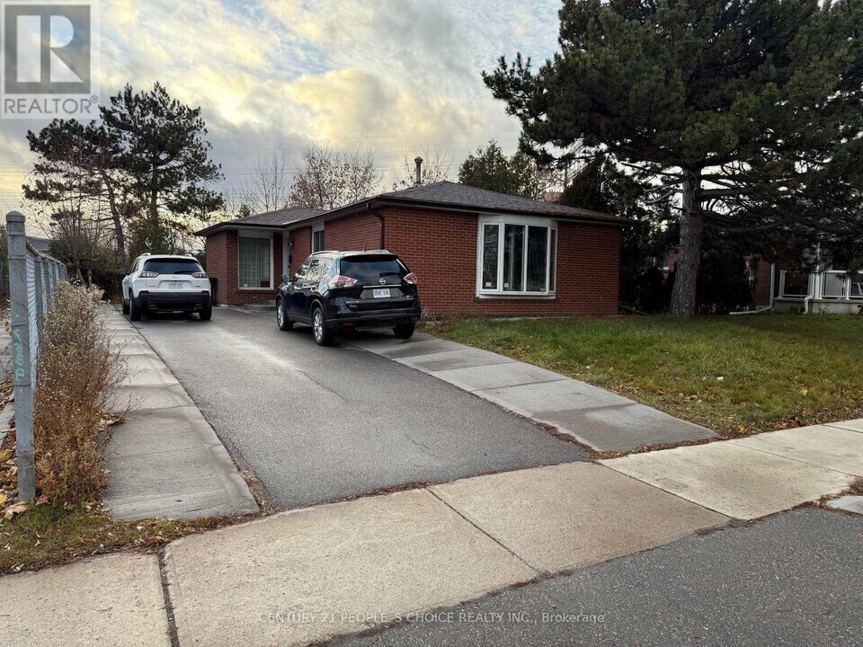 28 Lynmont Rd in Toronto, ON - Building Photo