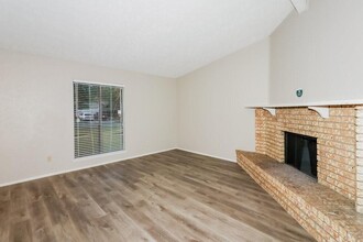 17319 Northern Star Dr in Houston, TX - Foto de edificio - Building Photo