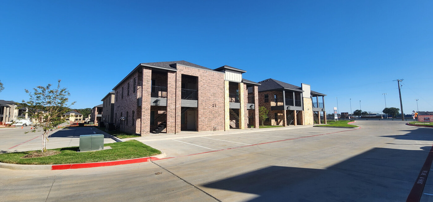 Cooper Landing in Joshua, TX - Building Photo