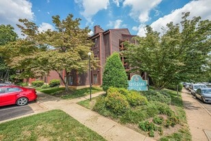 2815 Lee Oaks Ct in Falls Church, VA - Building Photo