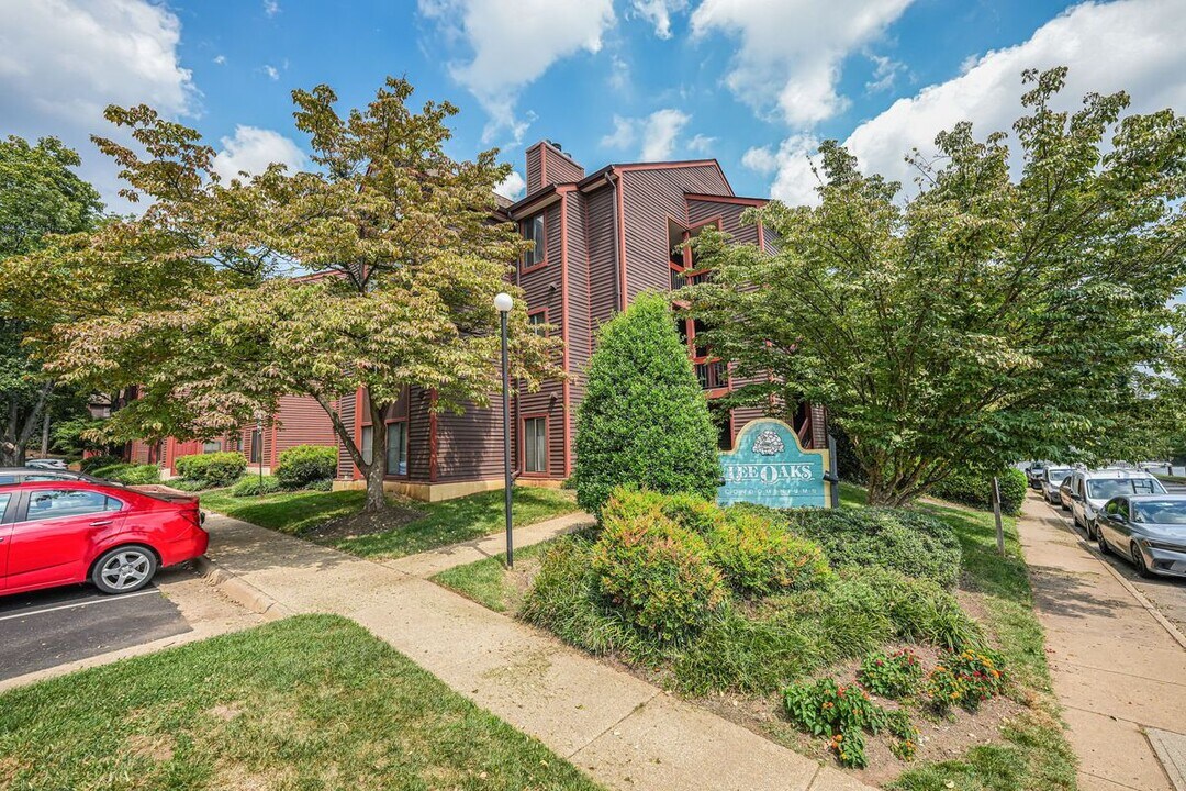 2815 Lee Oaks Ct in Falls Church, VA - Building Photo