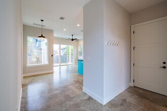 1105 Stobaugh St in Austin, TX - Building Photo - Building Photo