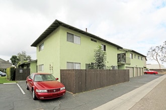 7251 Toulouse Dr in Huntington Beach, CA - Foto de edificio - Building Photo