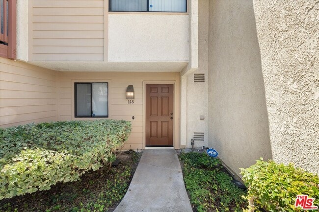 5720 Owensmouth Ave in Los Angeles, CA - Building Photo - Building Photo