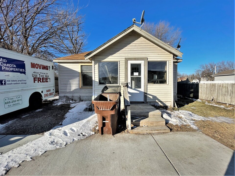 415 N Sanborn Blvd in Mitchell, SD - Building Photo