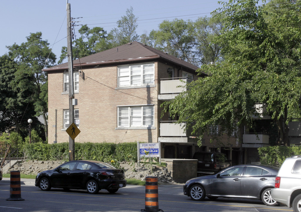 964-966 Avenue Rd in Toronto, ON - Building Photo