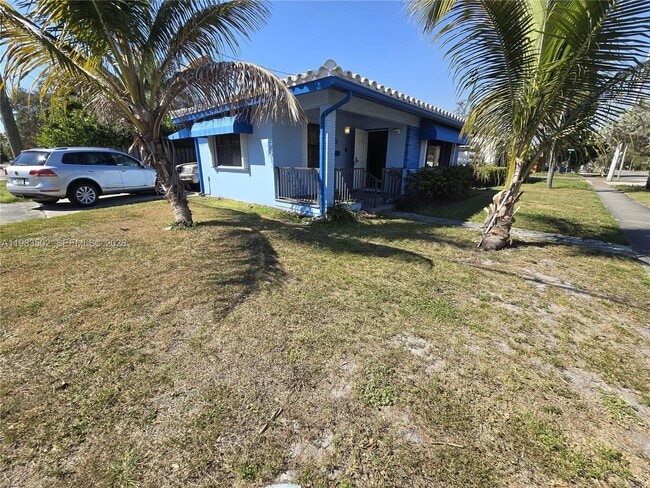 704 SW 2nd Ave in Dania Beach, FL - Building Photo - Building Photo