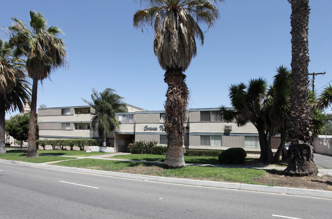 Grand in Corona, CA - Foto de edificio