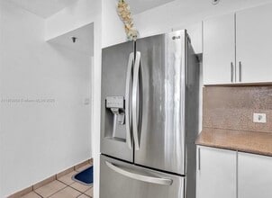 546 SW 1st St, Unit 607 in Miami, FL - Building Photo - Building Photo