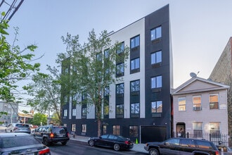 713 Snediker Ave in Brooklyn, NY - Foto de edificio - Building Photo