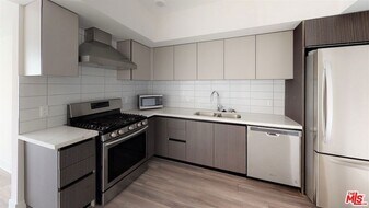 5030 Rosewood Ave in Los Angeles, CA - Building Photo