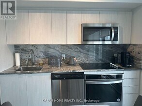 5-525 Mabelle Ave in Toronto, ON - Building Photo - Building Photo
