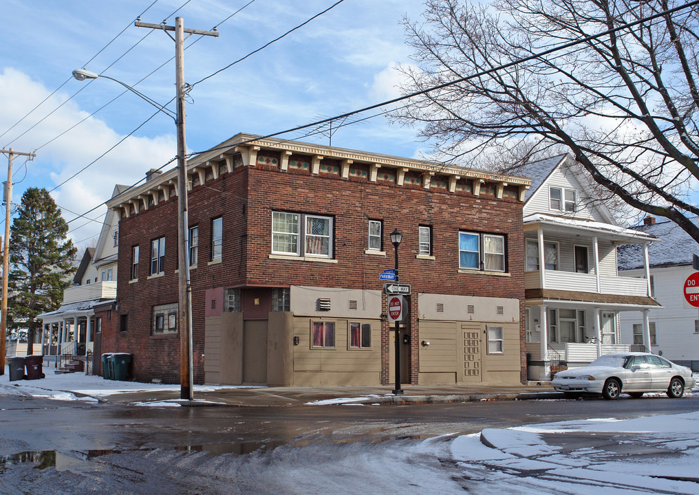 118 Parkway in Rochester, NY - Building Photo