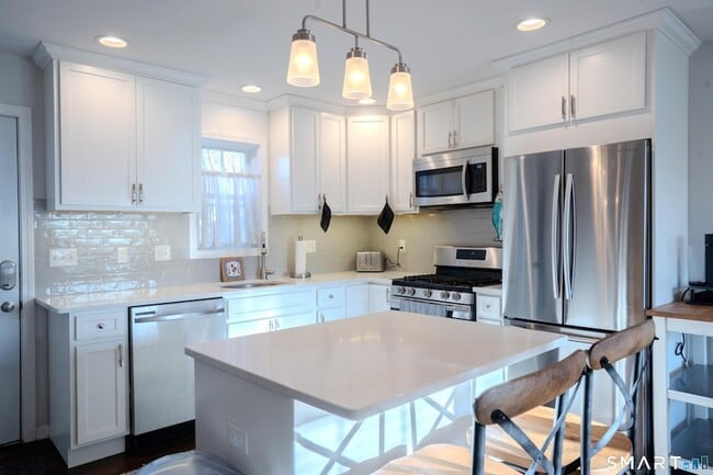 348 Buckingham Ave in Milford, CT - Building Photo - Building Photo