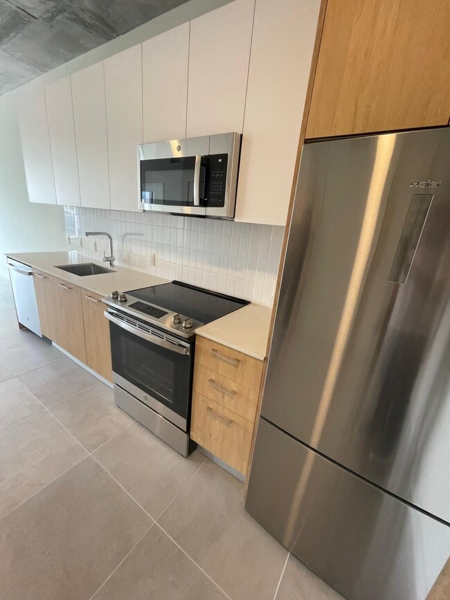 242 NW 32nd St, Unit A1 in Miami, FL - Building Photo - Building Photo