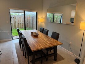 887 NE 211th St in North Miami Beach, FL - Building Photo