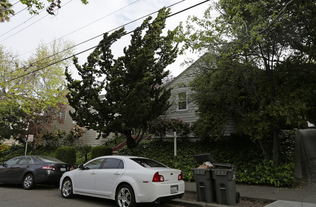 124-126 Moss Ave in Oakland, CA - Foto de edificio - Building Photo