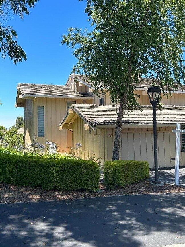 10 Pyrola Ln in San Carlos, CA - Building Photo - Building Photo