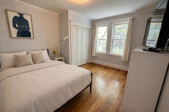 72 S Crescent Circuit in Boston, MA - Foto de edificio - Building Photo