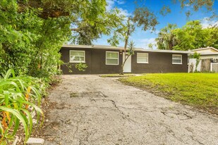 2110 Alemanda Dr in Clearwater, FL - Building Photo