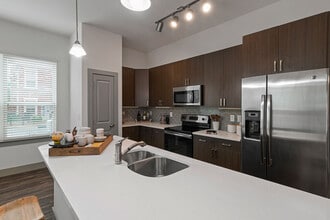 Creekside at Crabtree in Raleigh, NC - Foto de edificio - Building Photo