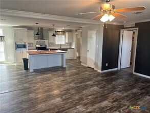 908 N Henry St in Cuero, TX - Building Photo - Building Photo