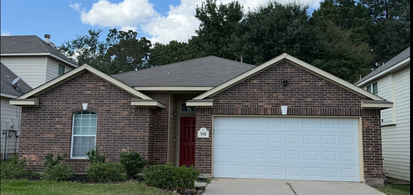 958 Oak Glen Dr in Willis, TX - Building Photo