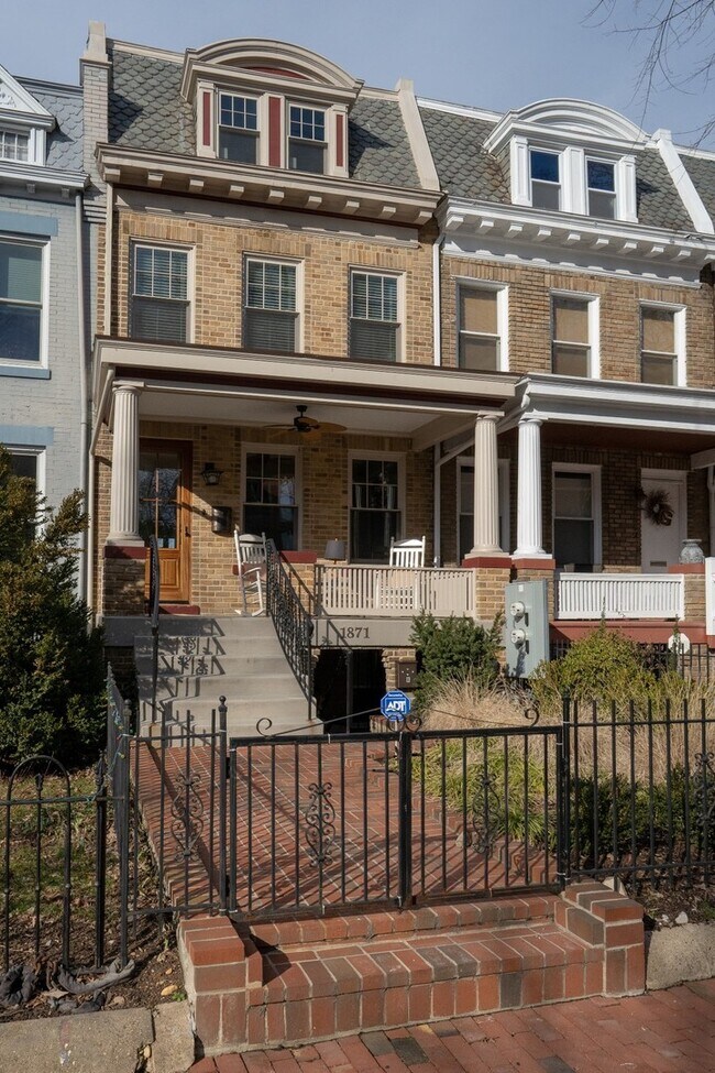 1871 Newton St NW