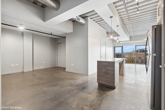 1241 N Milwaukee Ave in Chicago, IL - Building Photo - Building Photo